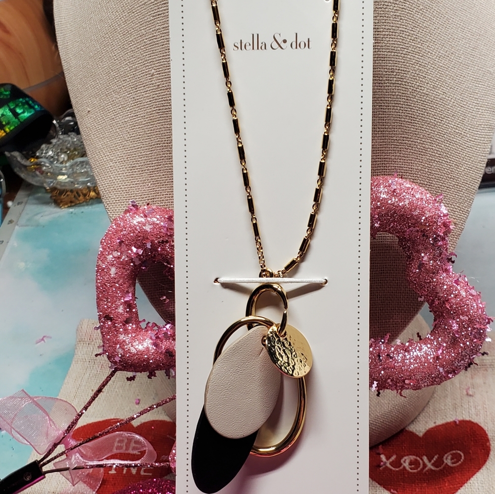 Stunning Stella & Dot Color Pop Pendant. 26" chain with 3" extender.
